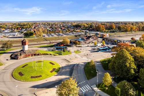 Ett stenkast från Trollhättan Resecentrum för vidare pendling med buss och tåg