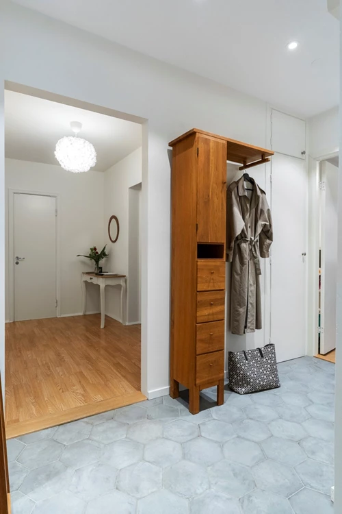 Rymlig hall med fint klinkergolv