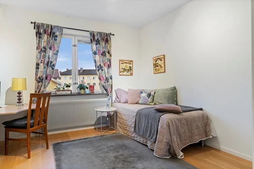 Ännu ett rymligt sovrum med garderober