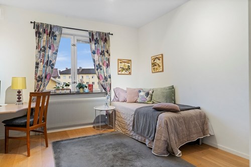 Ännu ett rymligt sovrum med garderober