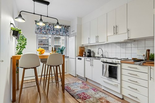 Kök med diskmaskin och plats för matbord