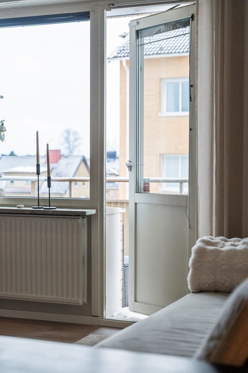 Utgång till balkong i soligt sydväst-läge!