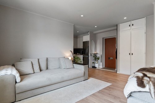 Stort och inbjudande allrum med plats för både säng och soffa!