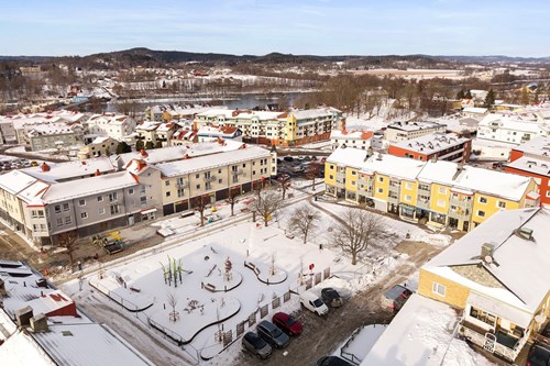 Ett stenkast från all service du behöver!