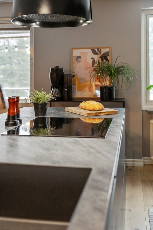 Generös köksö med induktionshäll, snygg fläkt och diskho.