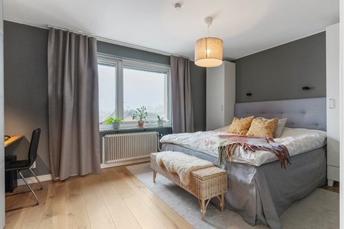 Smart planerat sovrum med bra förvaring...