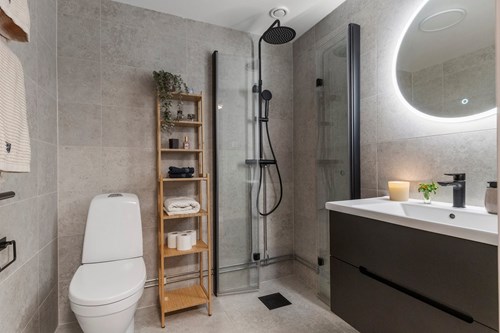 Helkaklat badrum med snygga detaljer!