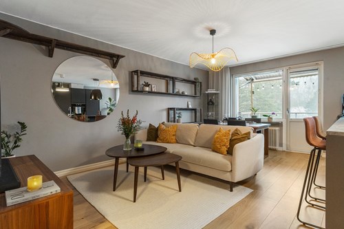 Samt för soffa med tillhörande möblemang.