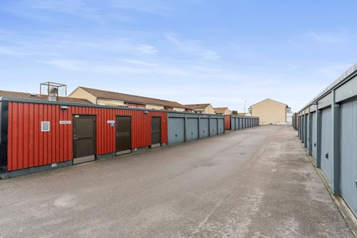 Garage, soprum och cykelförråd.