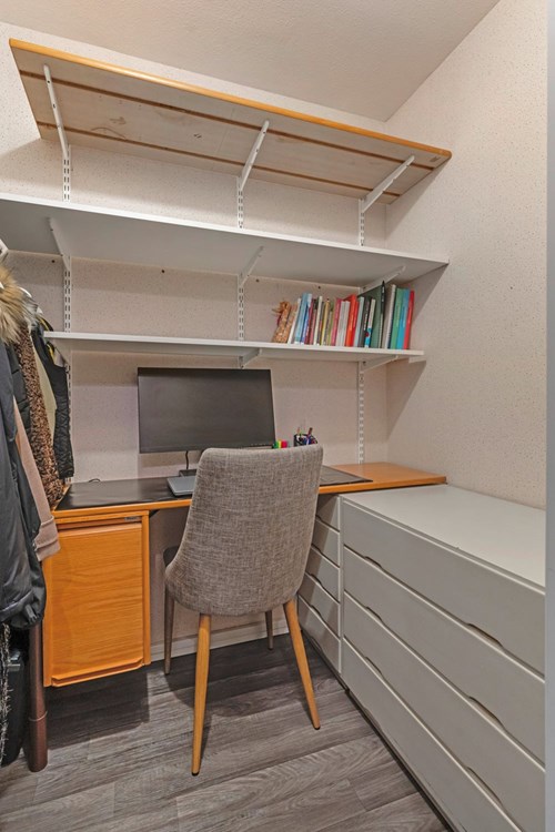 Praktisk klädkammare som även kan nyttjas som kontor.