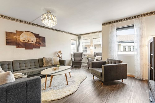 Lättmöblerat vardagsrum.