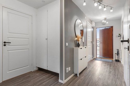 Hall med garderober och klädkammare!