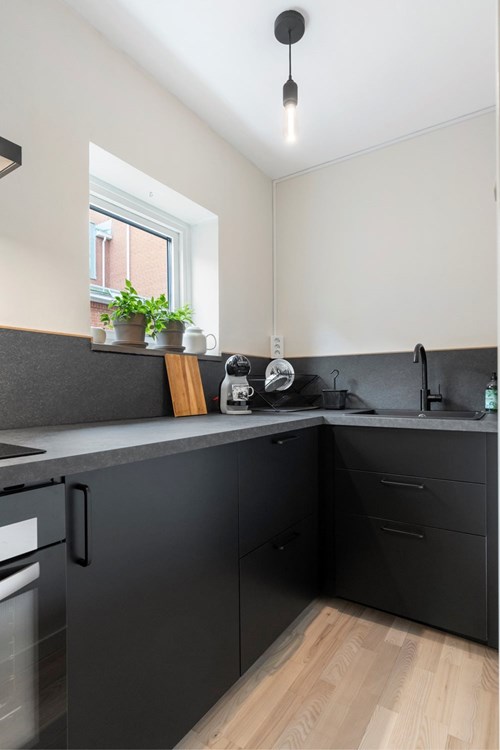 Nyrenoverat kök (2025/26) i stilrent utförande.