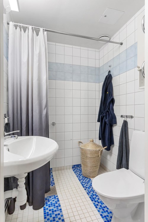 Helkaklat badrum i bra storlek.