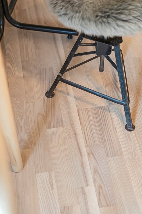 Genomgående fint golv i bostaden.