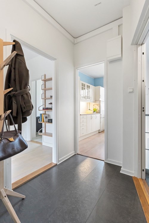 Rymlig hall med bra översikt över bostaden.