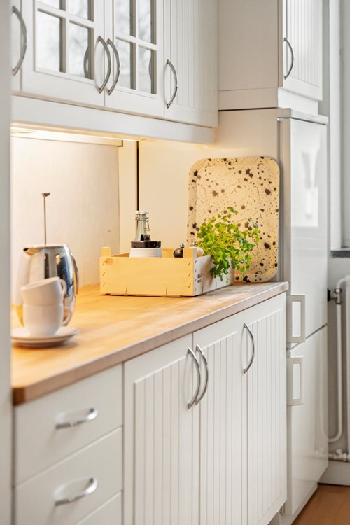 Bra förvaring i skåp och lådor.