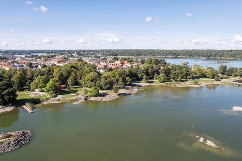 Härliga promenadstråk i Skräckleparken intill Vänern!