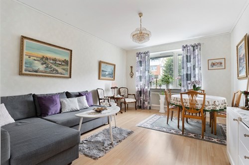 Vardagsrum med plats för både soffgrupp och matplats!