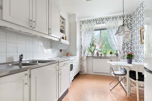 Charmigt kök med matplats och lummig utsikt!